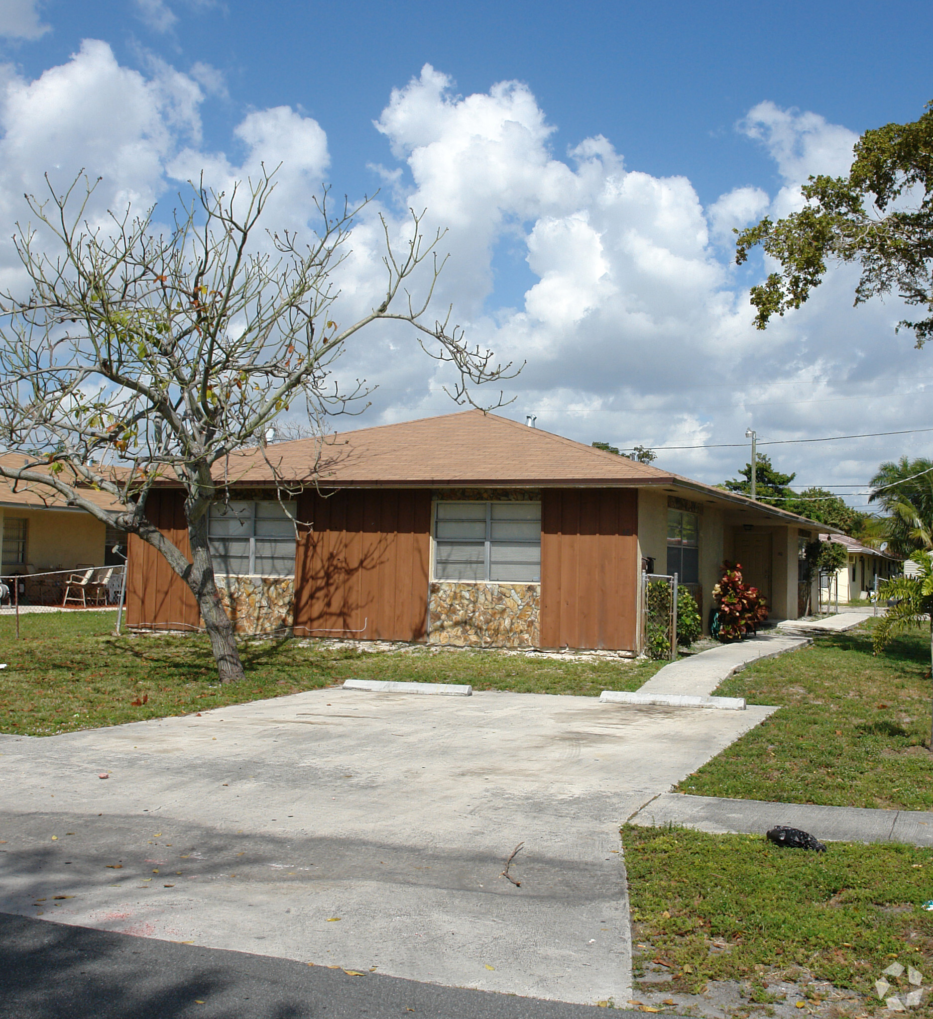 4 Unit Apartment Building Offered at $738,000 at a 7.56% Cap Rate in Dania Beach, FL